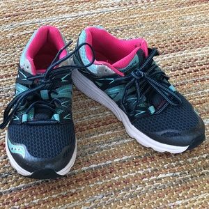 Girls Saucony tennis shoes